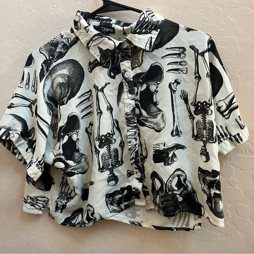 Hot Topic Women’s Bone Cropped Button Down S